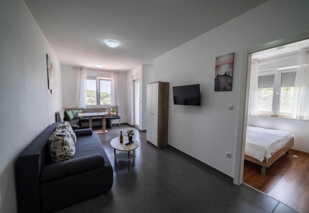 Apartments Adriana พูลา ภายนอก รูปภาพ