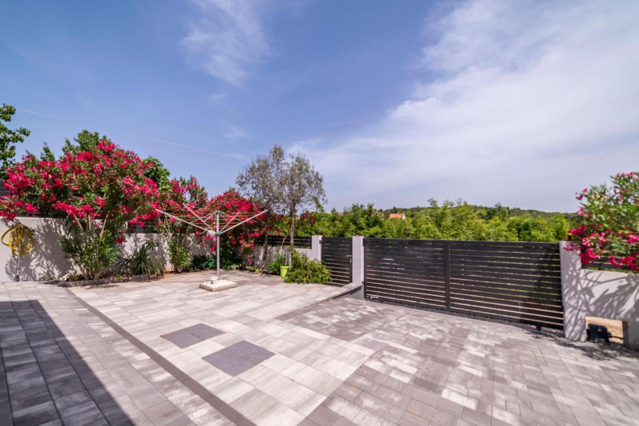 Apartments Adriana พูลา ภายนอก รูปภาพ