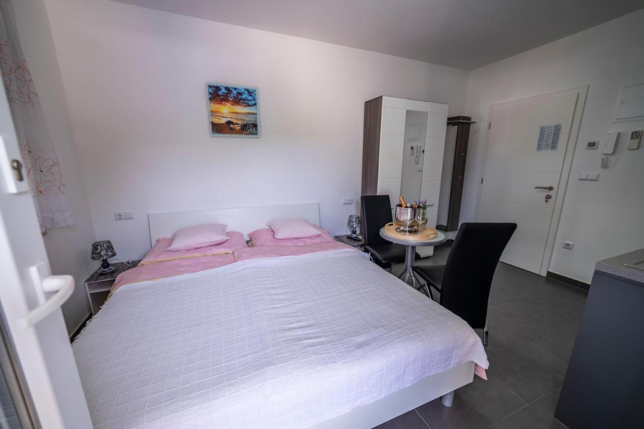 Apartments Adriana พูลา ภายนอก รูปภาพ