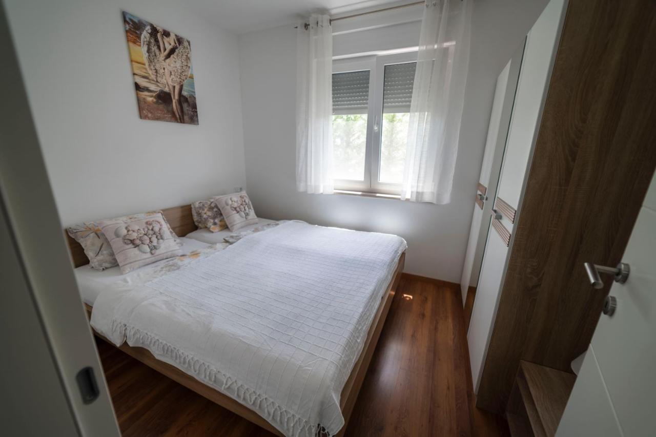 Apartments Adriana พูลา ภายนอก รูปภาพ
