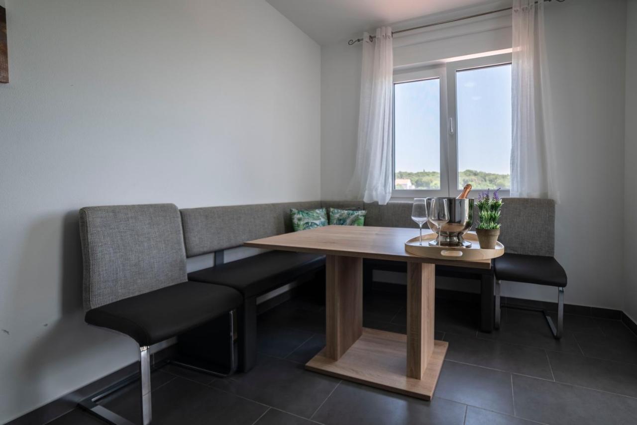 Apartments Adriana พูลา ภายนอก รูปภาพ