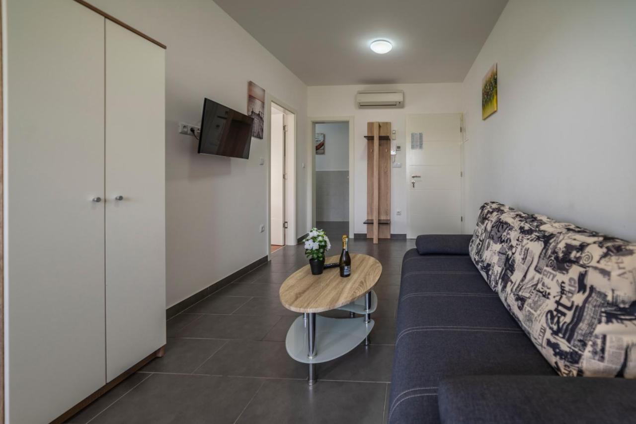 Apartments Adriana พูลา ภายนอก รูปภาพ