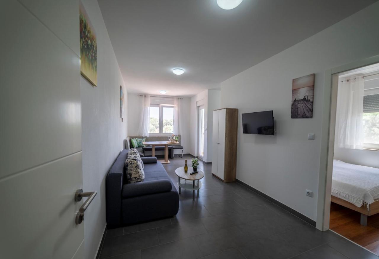 Apartments Adriana พูลา ภายนอก รูปภาพ