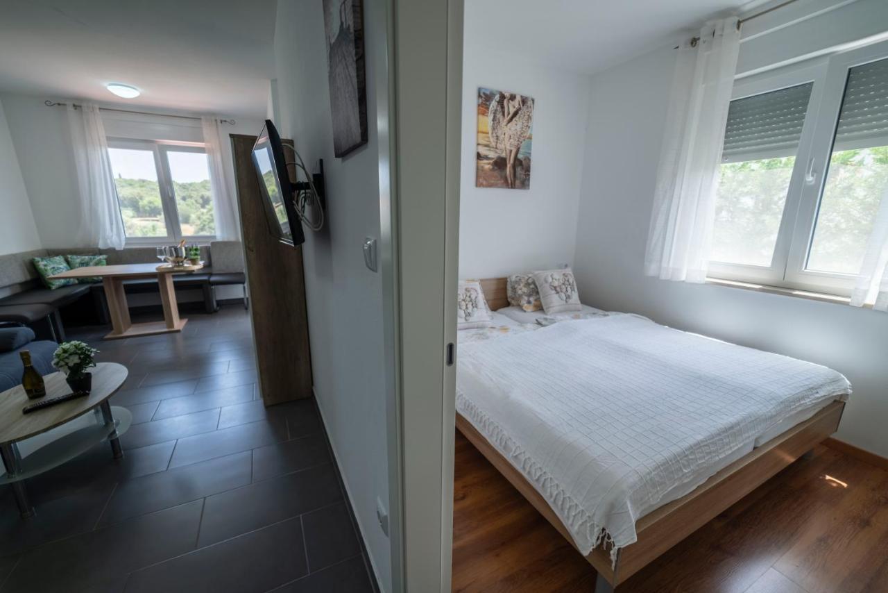 Apartments Adriana พูลา ภายนอก รูปภาพ