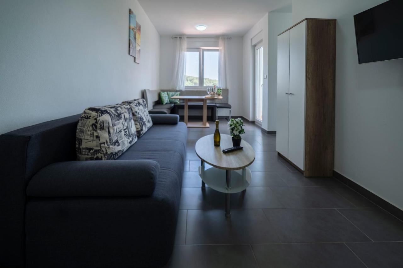Apartments Adriana พูลา ภายนอก รูปภาพ